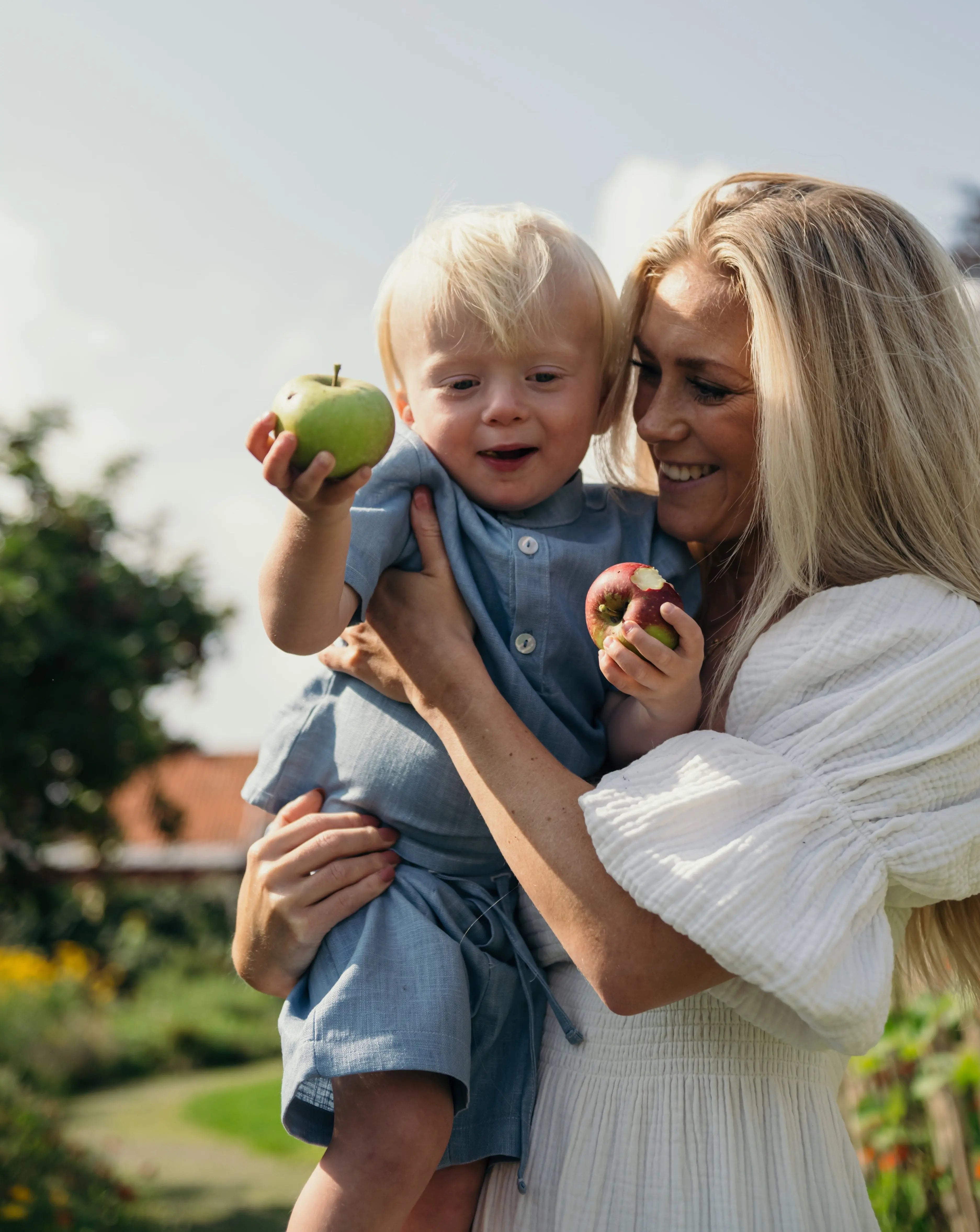 Blaue Leinen-Shorts kombiniert mit Leinenhemd – luftiges Sommer-Set für Babys und Kinder