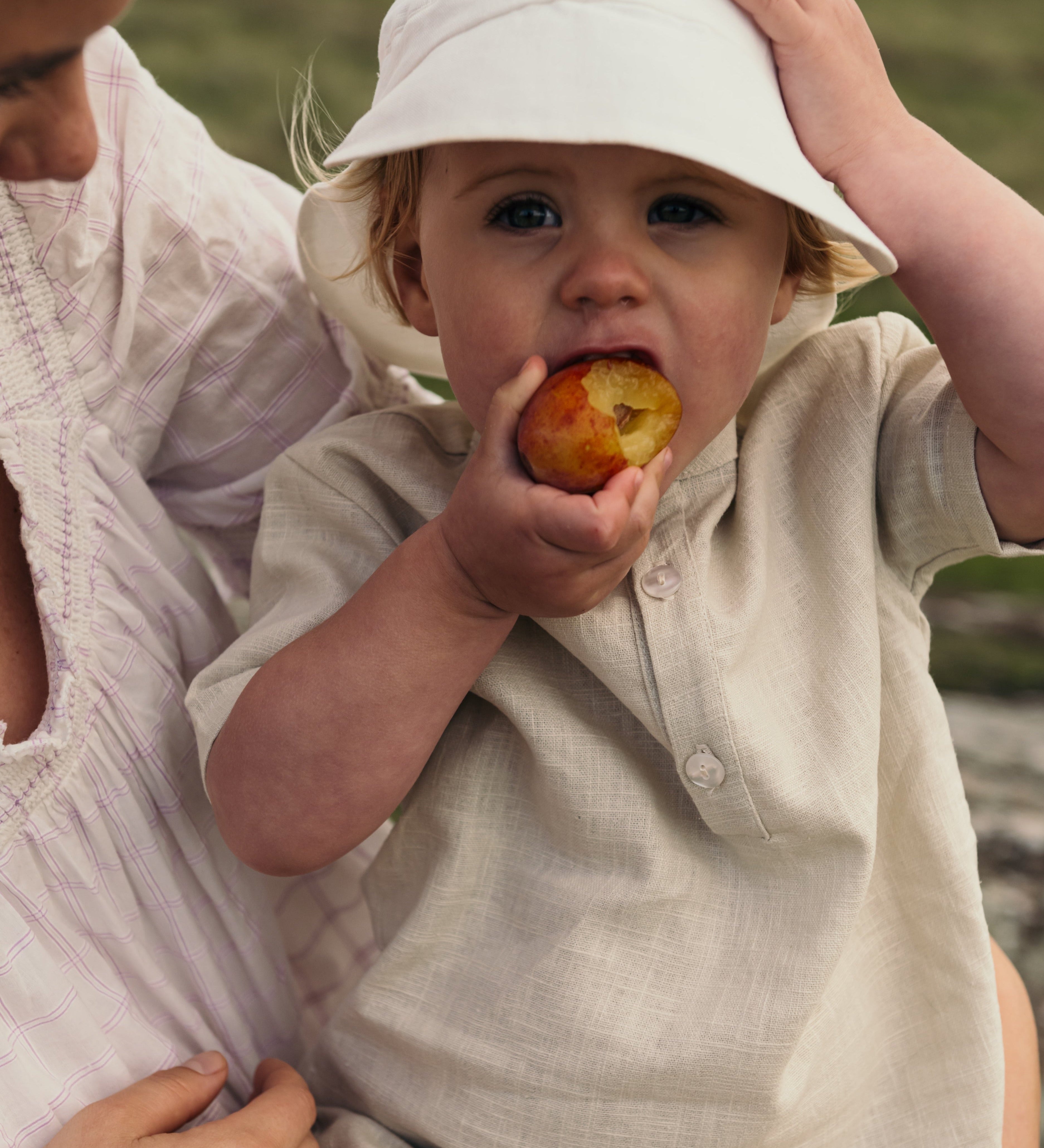 Leinenhemd in Beige getragen von einem Kleinkind – sommerliches Outfit aus 100 % Leinen