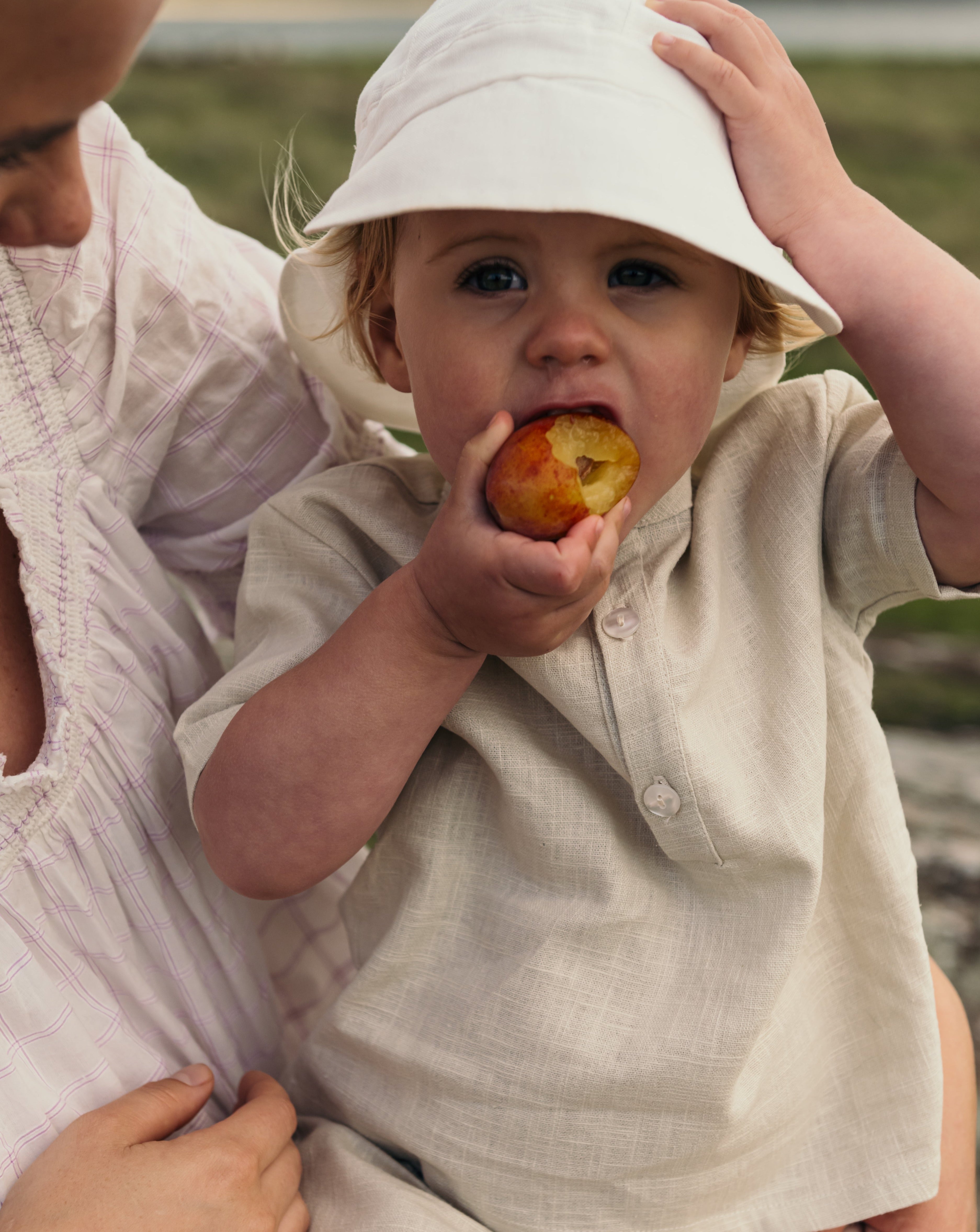 Leinenhemd in Beige getragen von einem Kleinkind – sommerliches Outfit aus 100 % Leinen