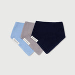 Set aus 3 Baumwoll-Lätzchen in Hellblau, Grau und Dunkelblau, flach liegend, für Babys