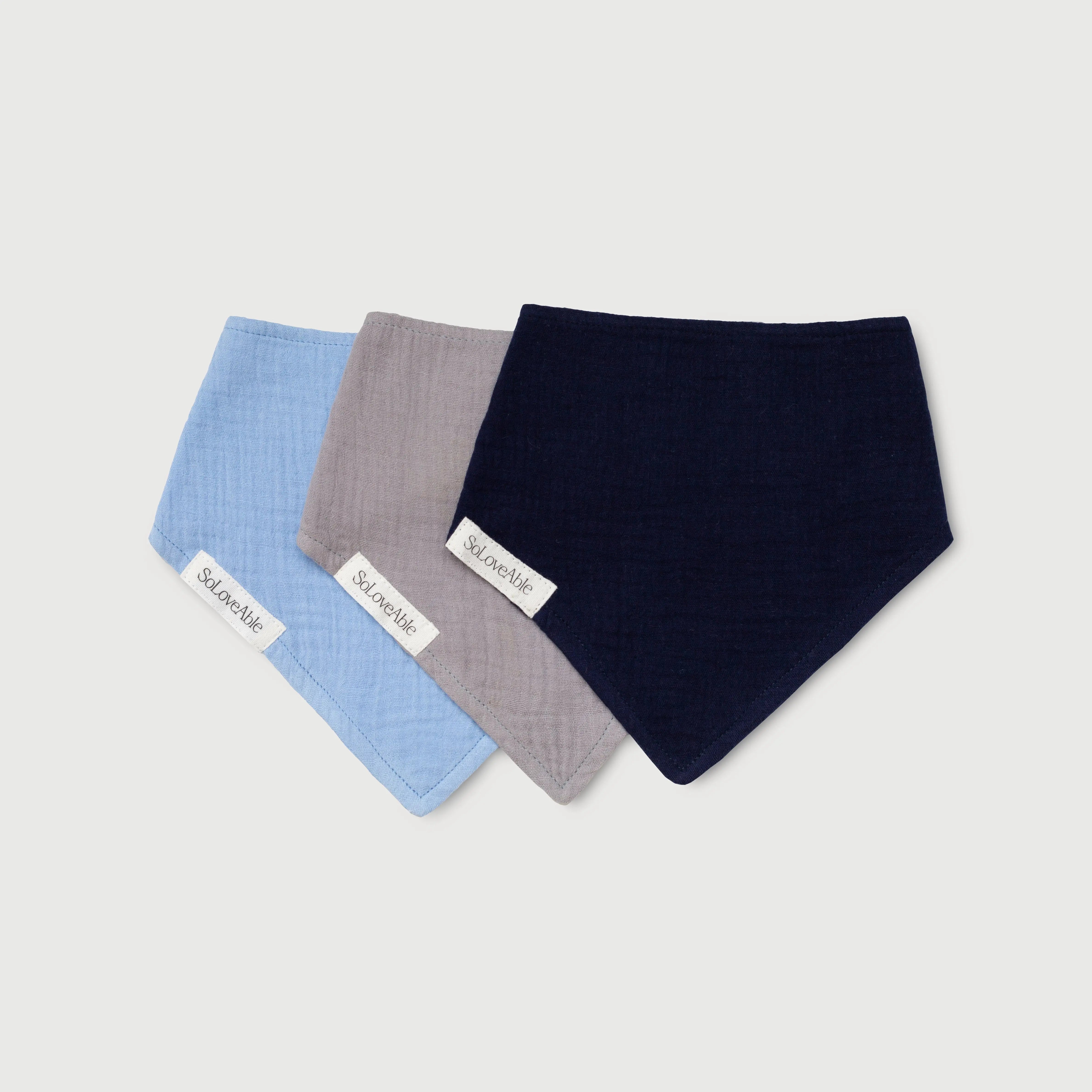 Set aus 3 Baumwoll-Lätzchen in Hellblau, Grau und Dunkelblau, flach liegend, für Babys