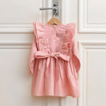 Leinenkleid in Rosa, Rückansicht mit Bindeband und Knopfleiste 