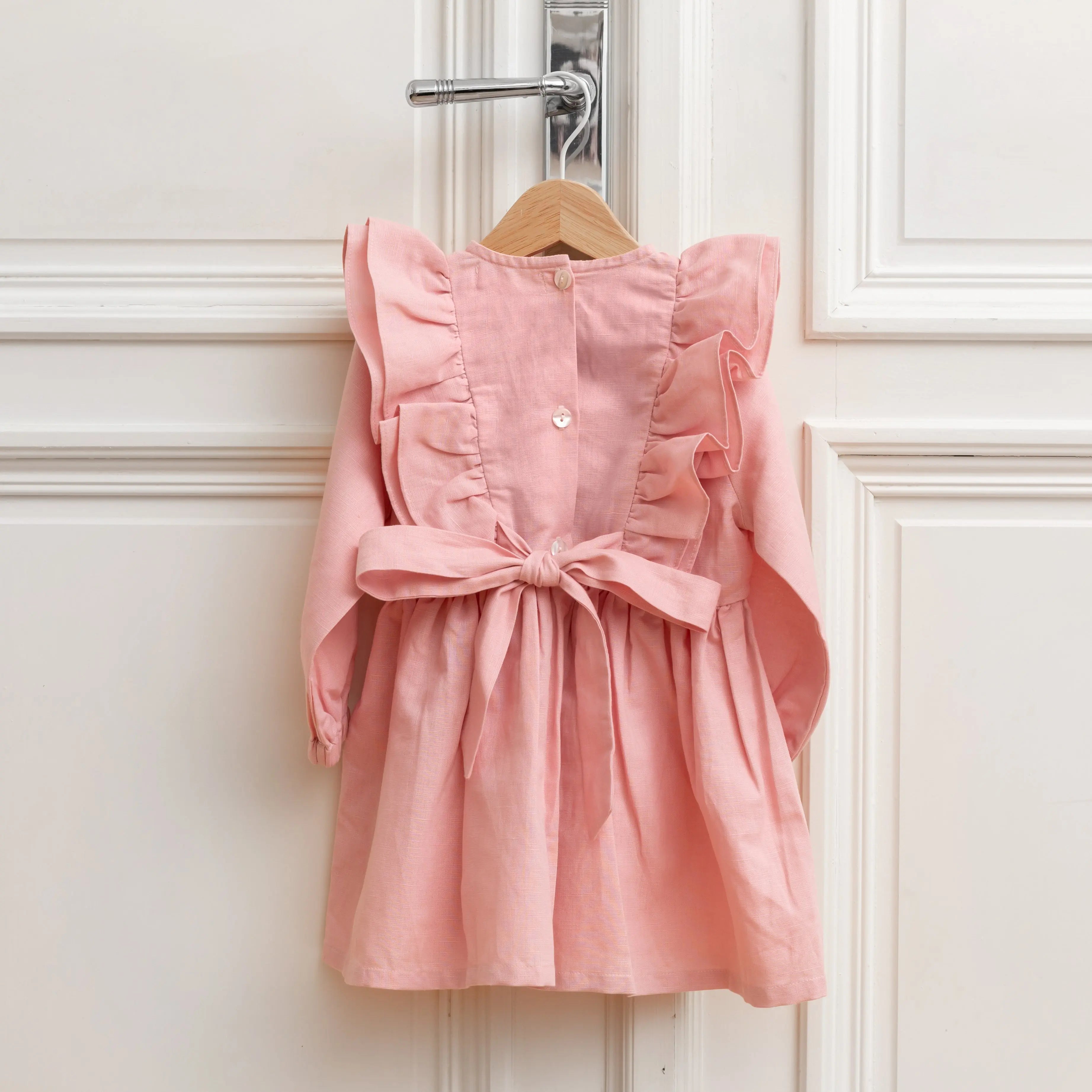 Leinenkleid in Rosa, Rückansicht mit Bindeband und Knopfleiste 