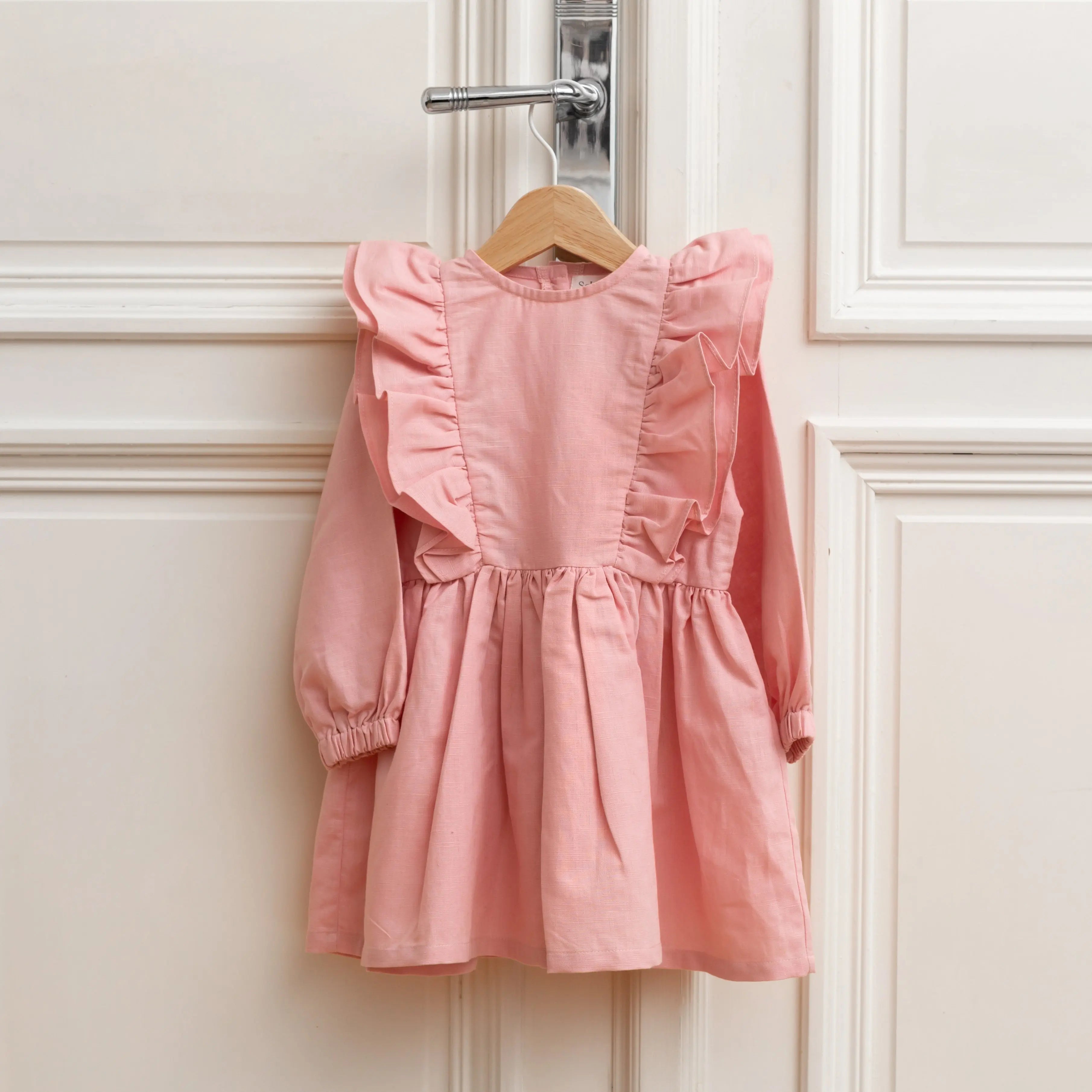 Leinenkleid Mathilda in Rosa mit Rüschen für Mädchen, Vorderansicht