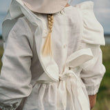 Weißes Leinenkleid mit Bindeband, Rückenansicht