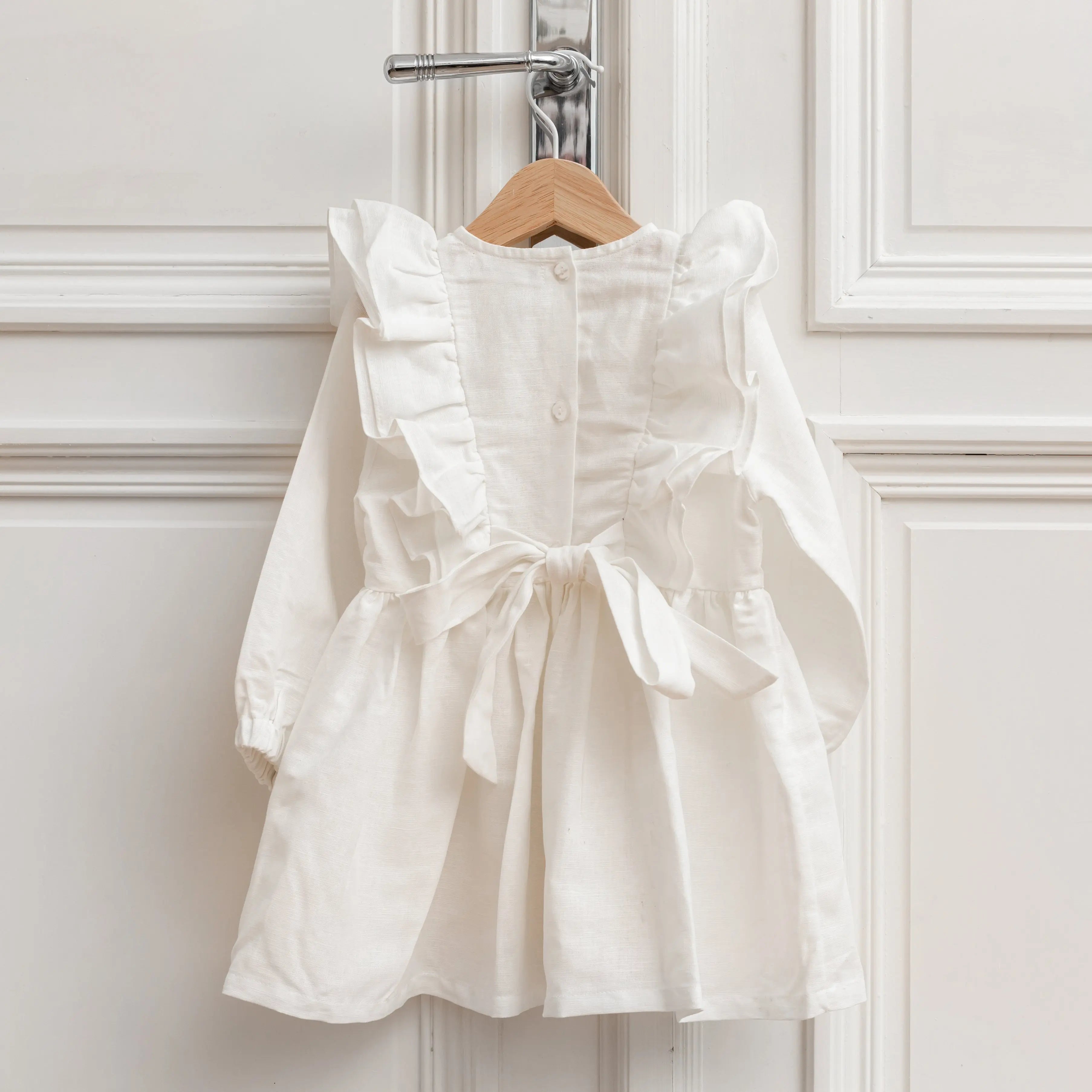 Leinenkleid in Weiß, Rückansicht mit Bindeband und Knopfleiste 