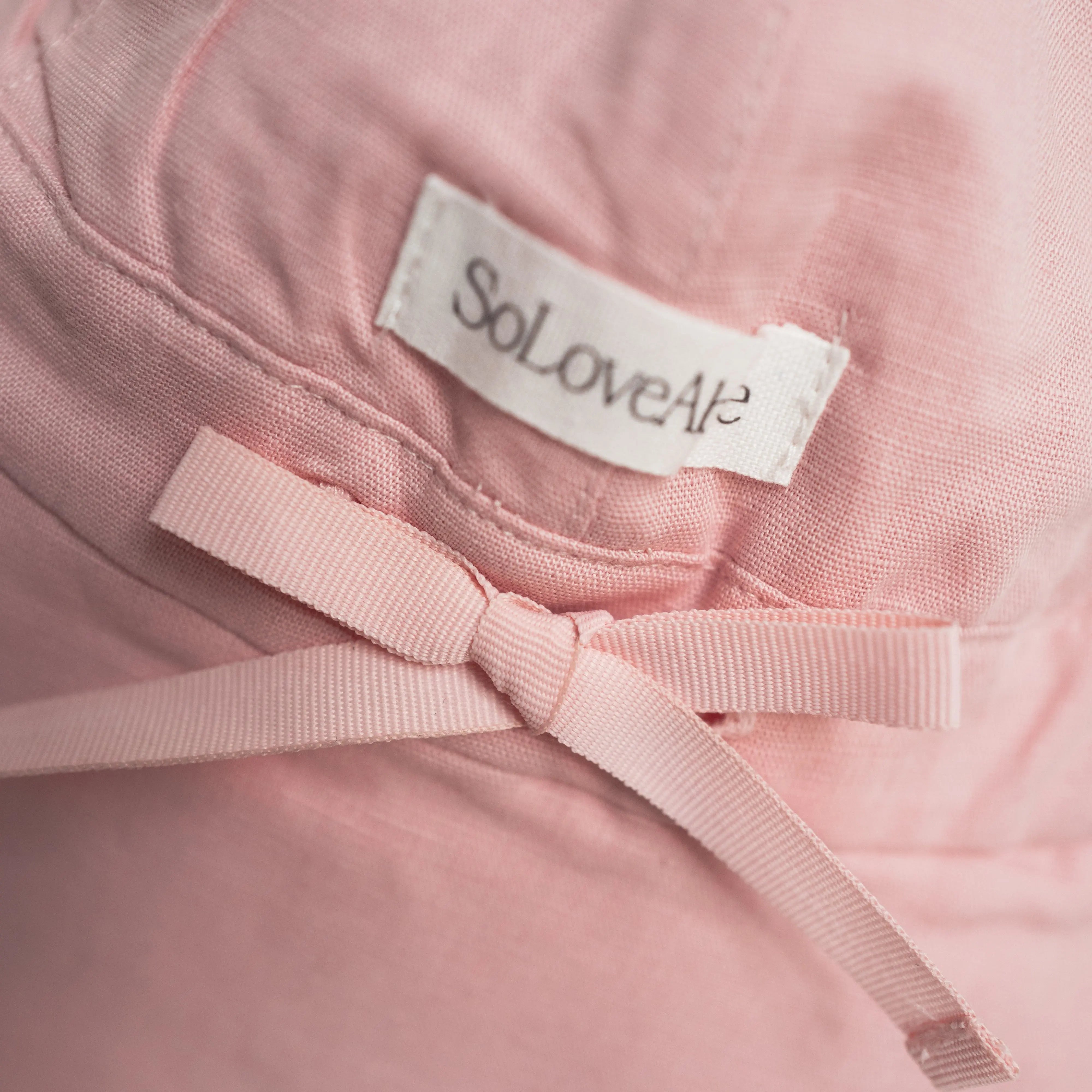 Rosa Sonnenhut aus Leinen mit Bindeband für Babys