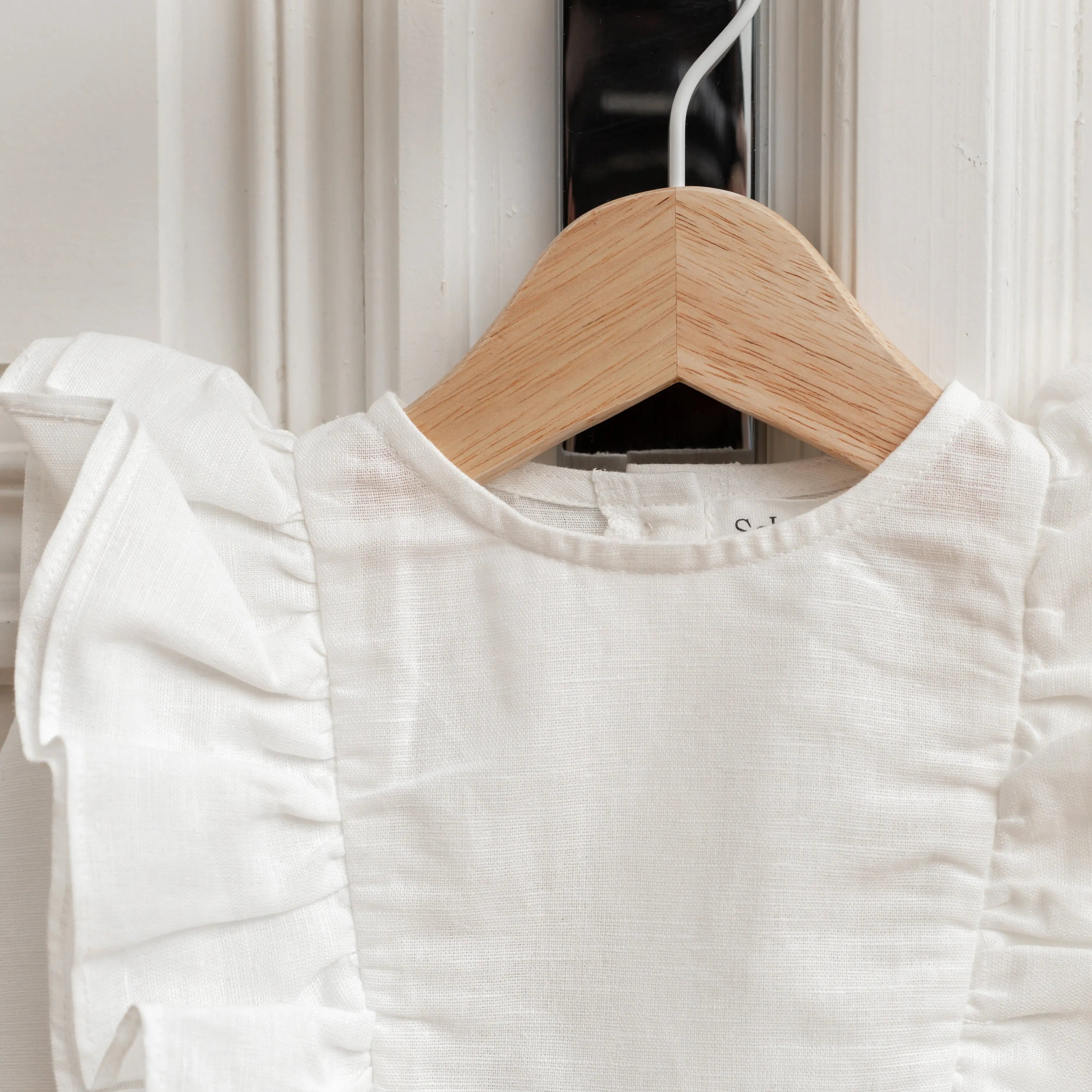Leinenkleid in Weiß, Detail Rüschen