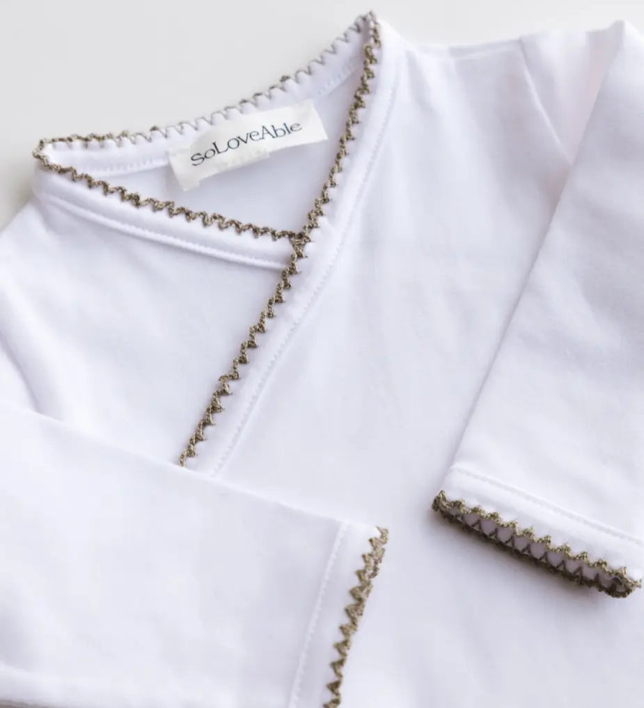 Weisser Bodysuit mit Häkelborte an den Seiten – weiches, atmungsaktives 100 % Baumwollmaterial für Babys