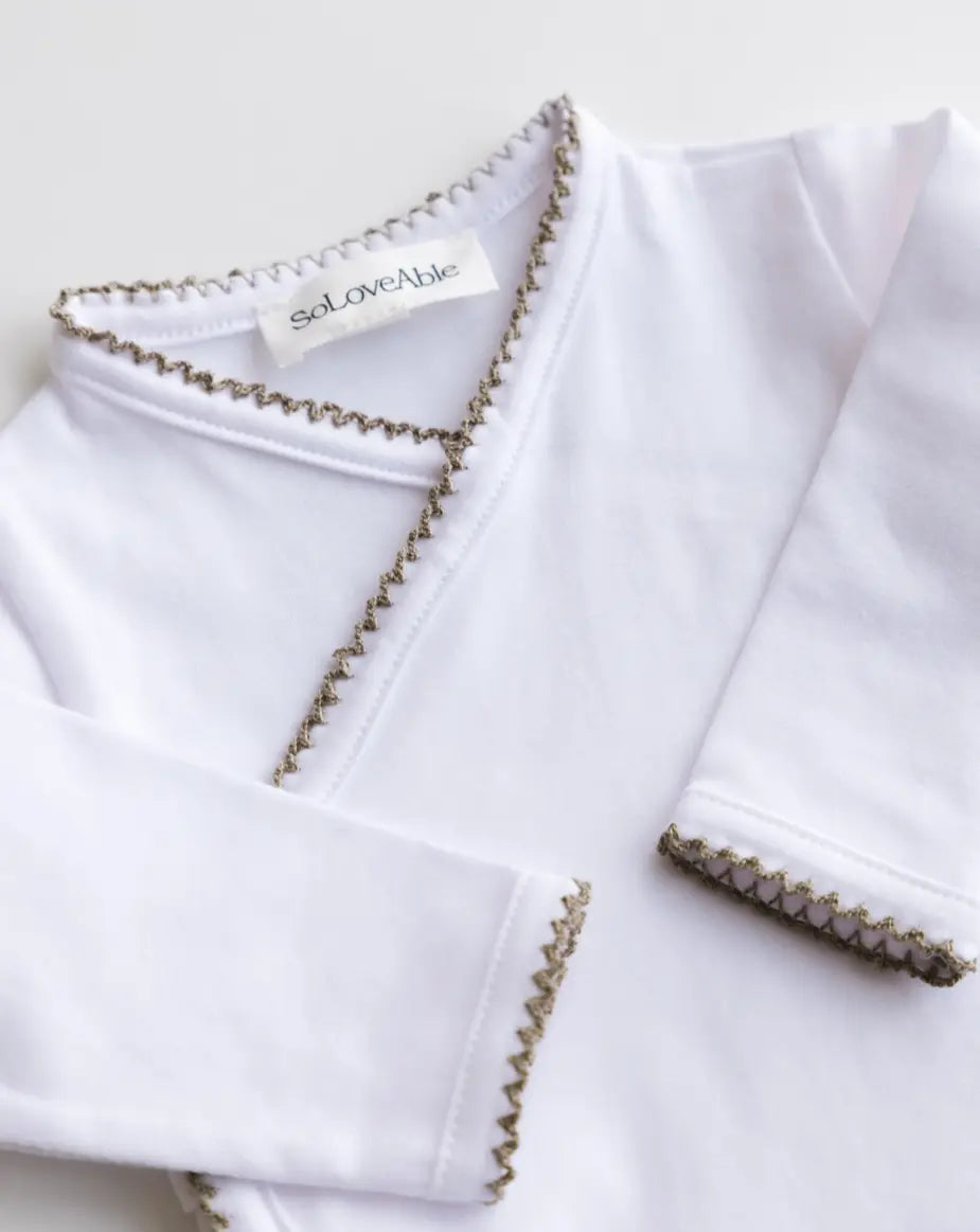 Weisser Bodysuit mit Häkelborte an den Seiten – weiches, atmungsaktives 100 % Baumwollmaterial für Babys